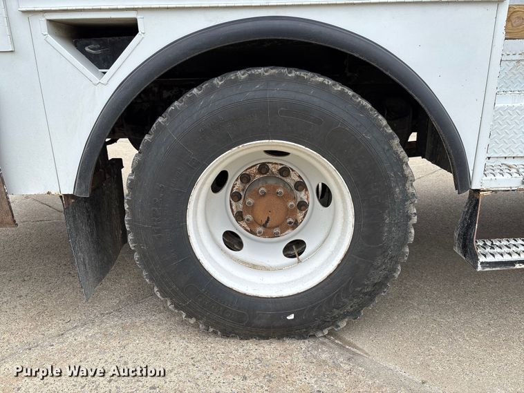 image for item FC5600 2014 Kenworth T400 bucket truck