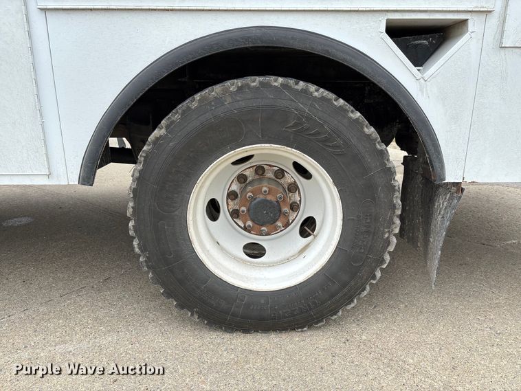 image for item FC5600 2014 Kenworth T400 bucket truck