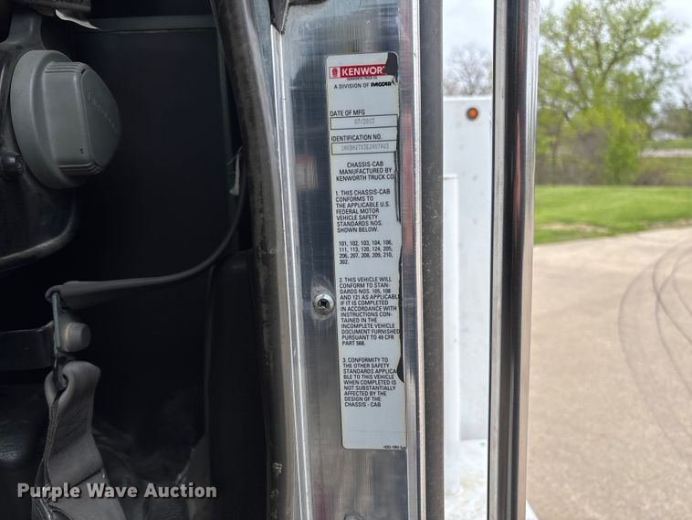 image for item FC5600 2014 Kenworth T400 bucket truck