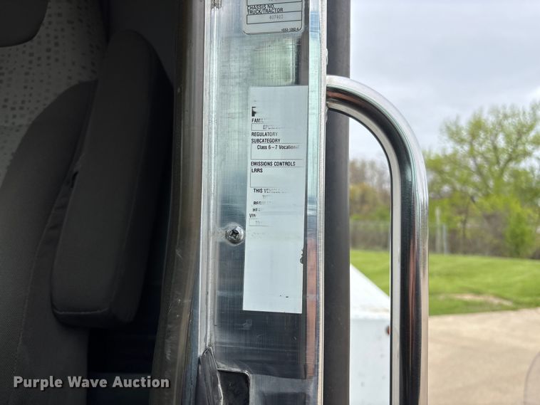 image for item FC5600 2014 Kenworth T400 bucket truck