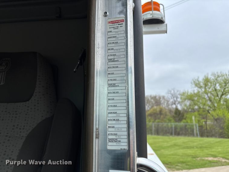 image for item FC5600 2014 Kenworth T400 bucket truck