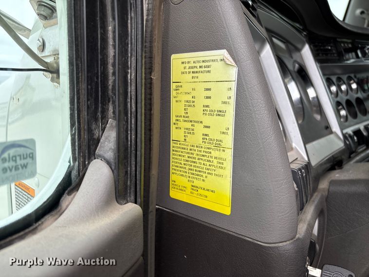 image for item FC5600 2014 Kenworth T400 bucket truck