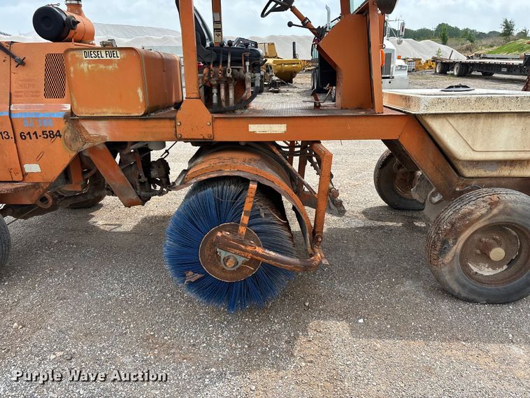 image for item FG0325 1993 Broce Broom RC300 broom