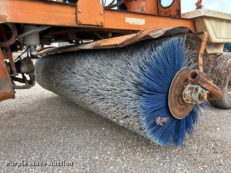 image for item FG0325 1993 Broce Broom RC300 broom