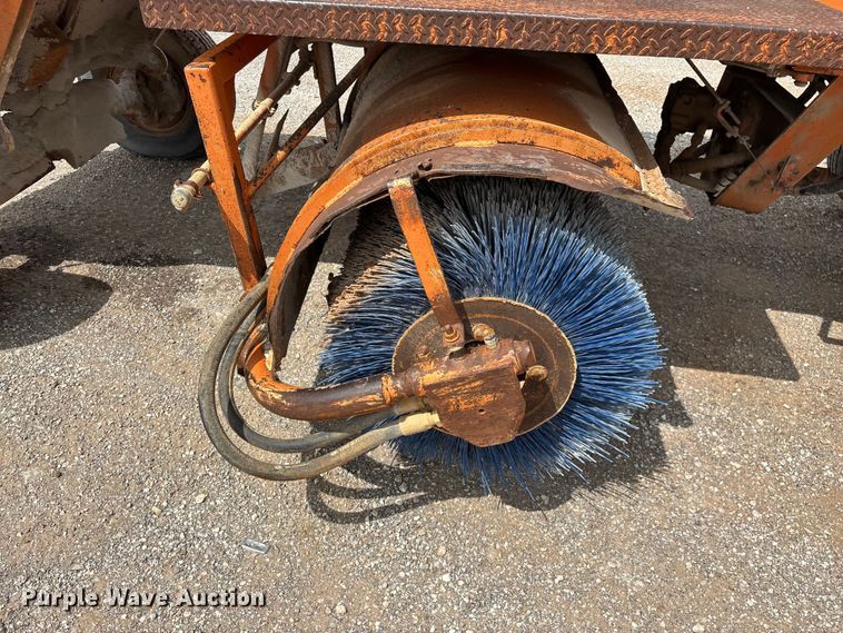 image for item FG0325 1993 Broce Broom RC300 broom