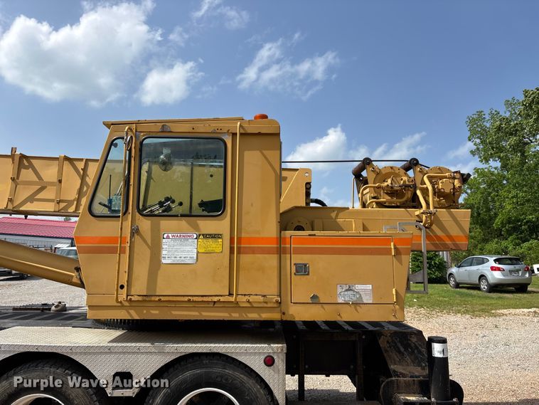 image for item FG0327 Grove 6425G crane truck