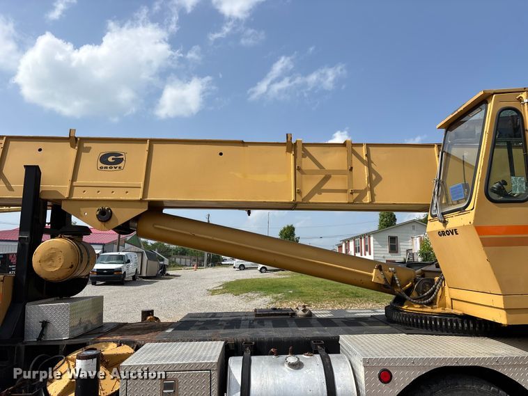 image for item FG0327 Grove 6425G crane truck