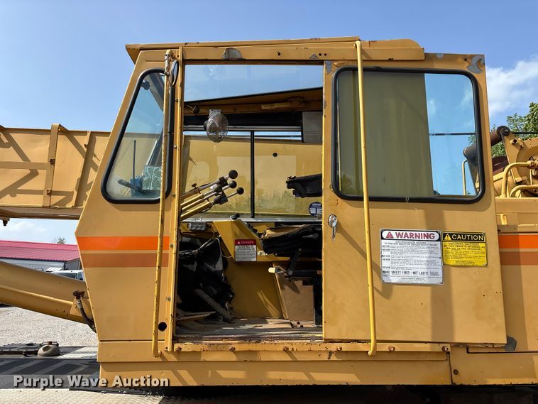 image for item FG0327 Grove 6425G crane truck