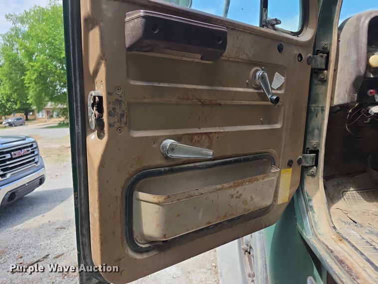 image for item FH6021 1984 International S1700 dump truck