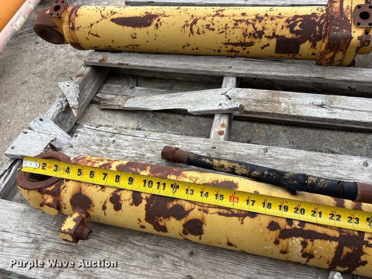 image for item FH7104 (4) hydraulic cylinders