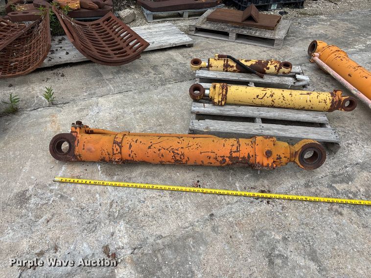 image for item FH7104 (4) hydraulic cylinders
