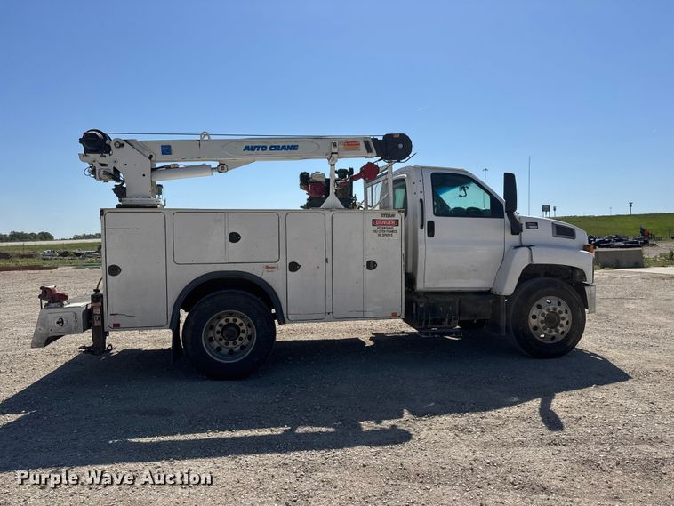image for item MX9282 2004 Chevrolet  C7500 utility / service truck