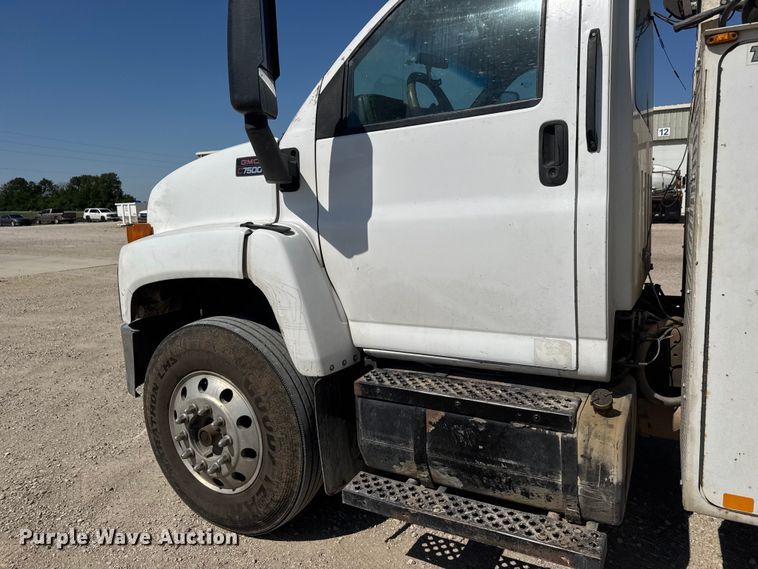 image for item MX9282 2004 Chevrolet  C7500 utility / service truck