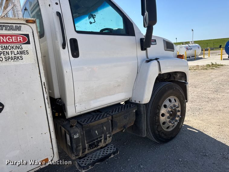 image for item MX9282 2004 Chevrolet  C7500 utility / service truck