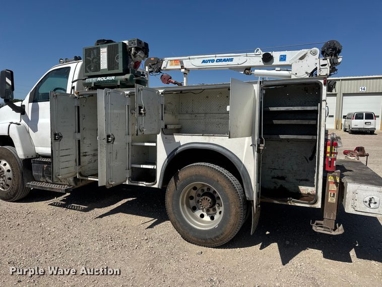 image for item MX9282 2004 Chevrolet  C7500 utility / service truck