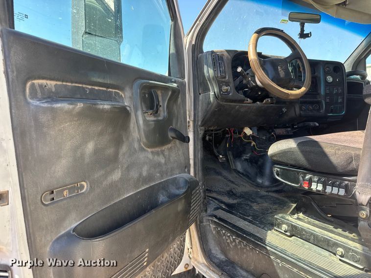 image for item MX9282 2004 Chevrolet  C7500 utility / service truck