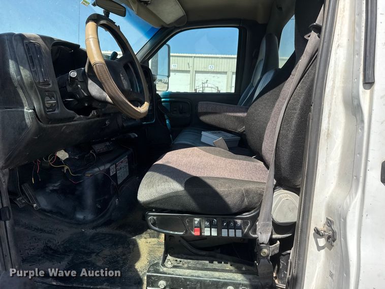 image for item MX9282 2004 Chevrolet  C7500 utility / service truck