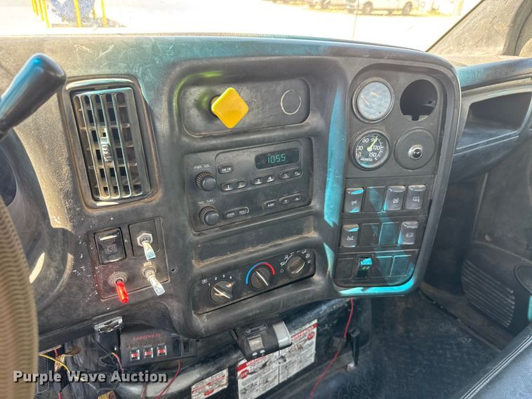image for item MX9282 2004 Chevrolet  C7500 utility / service truck