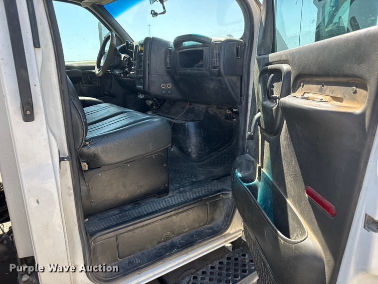 image for item MX9282 2004 Chevrolet  C7500 utility / service truck