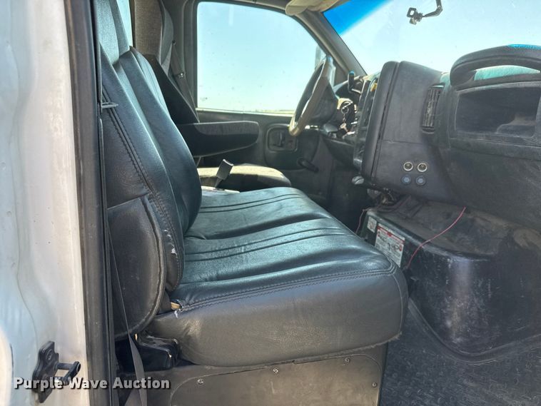 image for item MX9282 2004 Chevrolet  C7500 utility / service truck