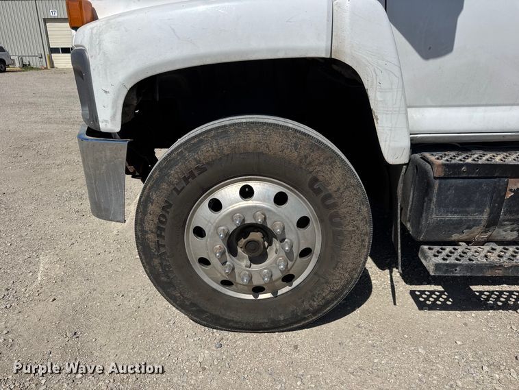image for item MX9282 2004 Chevrolet  C7500 utility / service truck