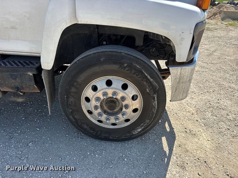 image for item MX9282 2004 Chevrolet  C7500 utility / service truck