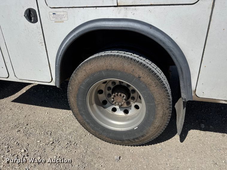 image for item MX9282 2004 Chevrolet  C7500 utility / service truck