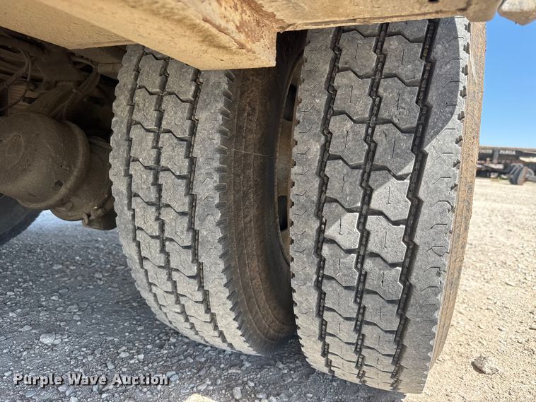 image for item MX9282 2004 Chevrolet  C7500 utility / service truck