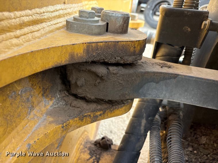 image for item YA1669 2023 John Deere 850L WLT dozer