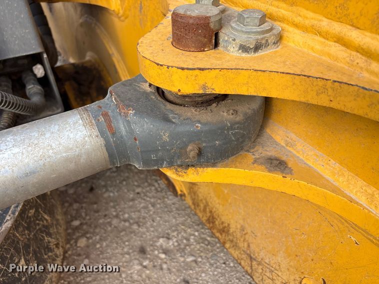 image for item YA1669 2023 John Deere 850L WLT dozer