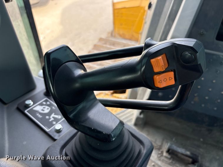 image for item YA1669 2023 John Deere 850L WLT dozer
