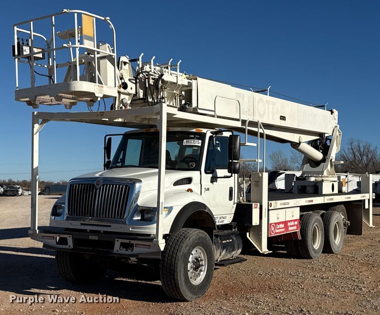image for item YA1911 2004 International 7600 forestry bucket truck