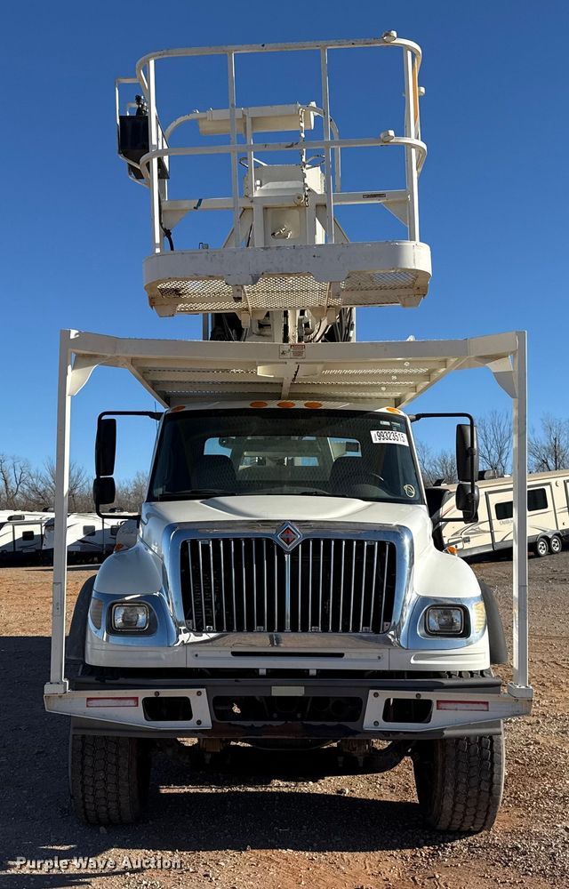 image for item YA1911 2004 International 7600 forestry bucket truck