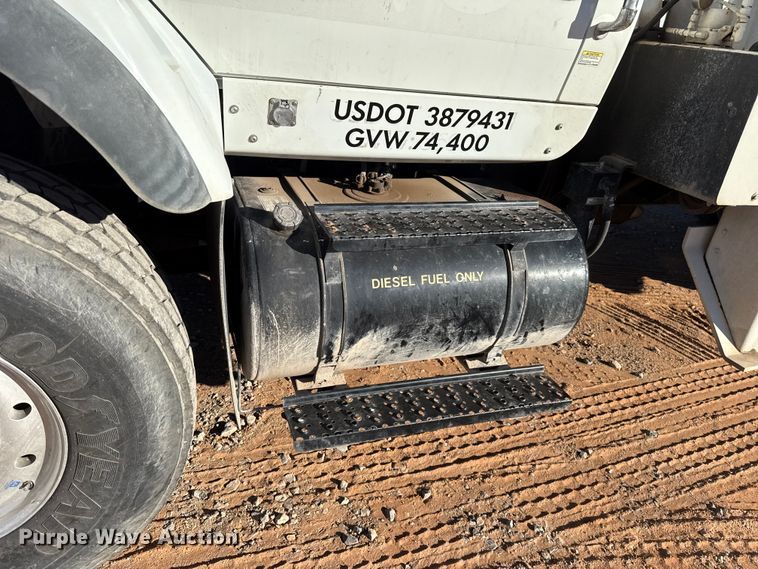 image for item YA1911 2004 International 7600 forestry bucket truck