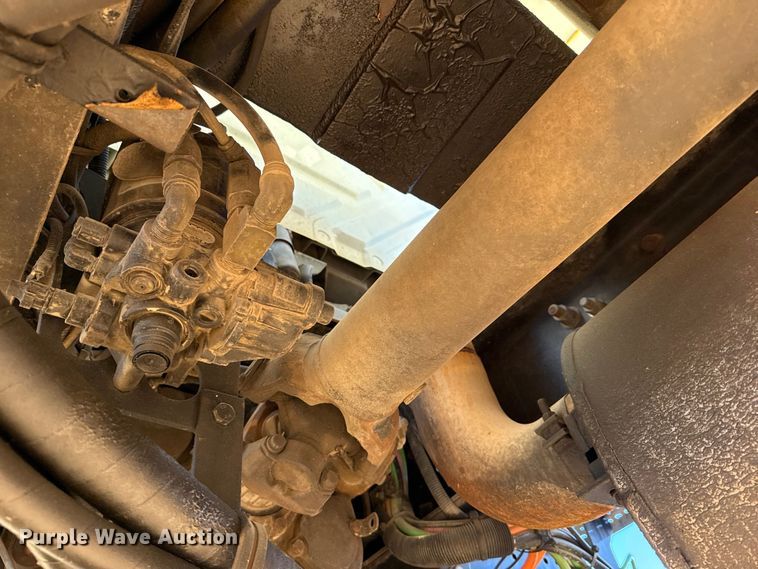 image for item YA1911 2004 International 7600 forestry bucket truck