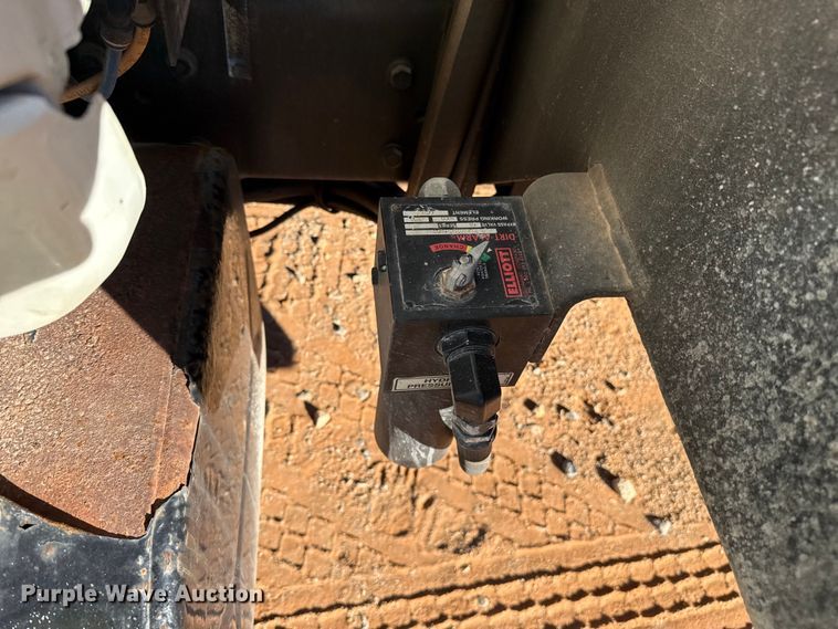 image for item YA1911 2004 International 7600 forestry bucket truck