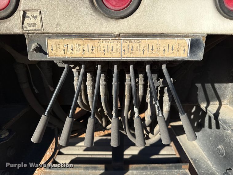 image for item YA1911 2004 International 7600 forestry bucket truck