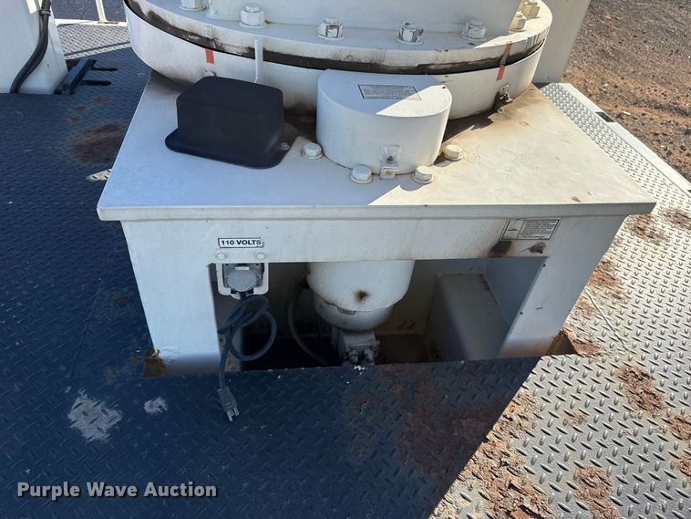 image for item YA1911 2004 International 7600 forestry bucket truck