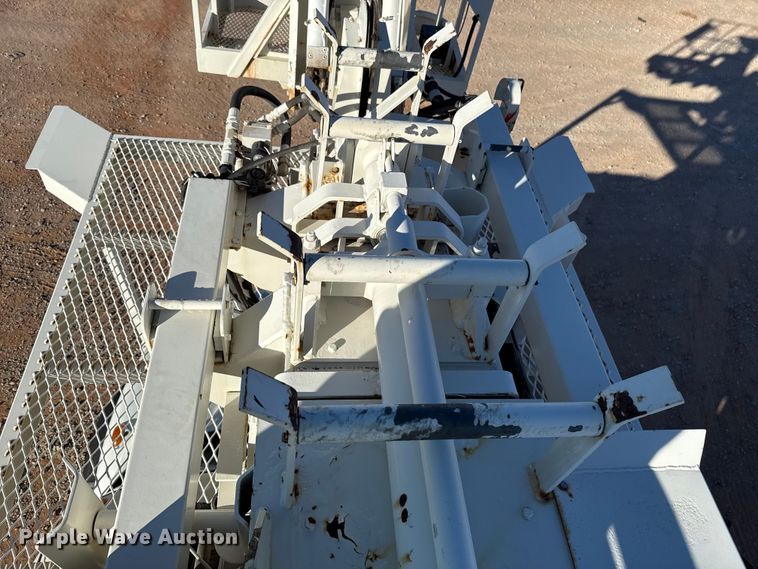 image for item YA1911 2004 International 7600 forestry bucket truck