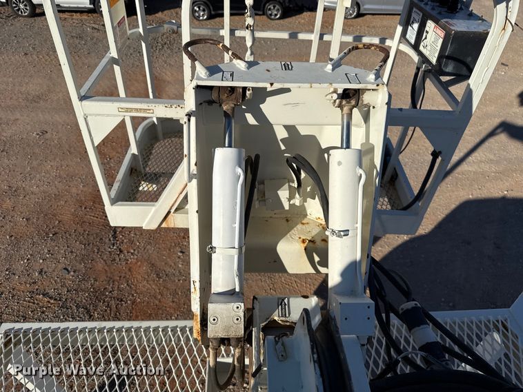 image for item YA1911 2004 International 7600 forestry bucket truck