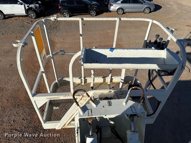 image for item YA1911 2004 International 7600 forestry bucket truck
