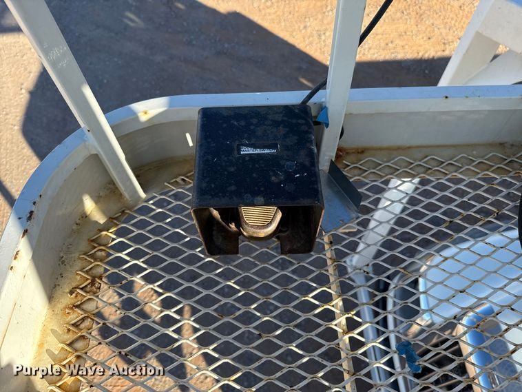 image for item YA1911 2004 International 7600 forestry bucket truck