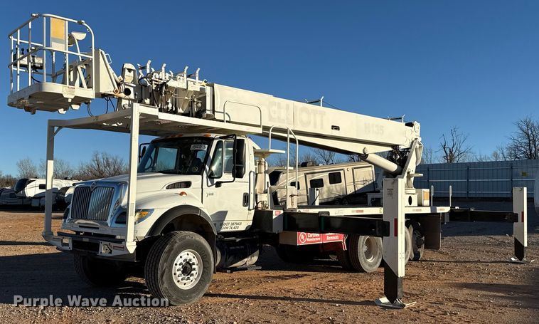 image for item YA1911 2004 International 7600 forestry bucket truck