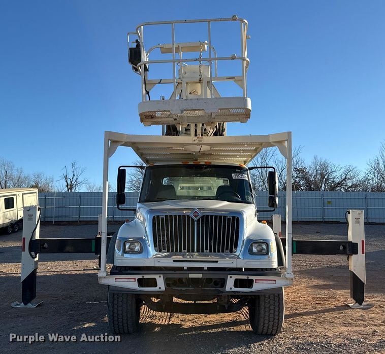 image for item YA1911 2004 International 7600 forestry bucket truck