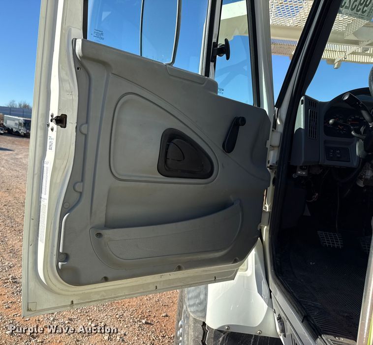 image for item YA1911 2004 International 7600 forestry bucket truck
