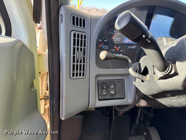 image for item YA1911 2004 International 7600 forestry bucket truck