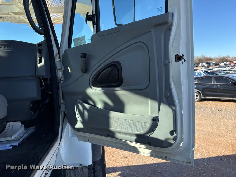image for item YA1911 2004 International 7600 forestry bucket truck