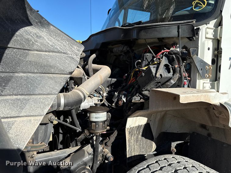 image for item YA1911 2004 International 7600 forestry bucket truck