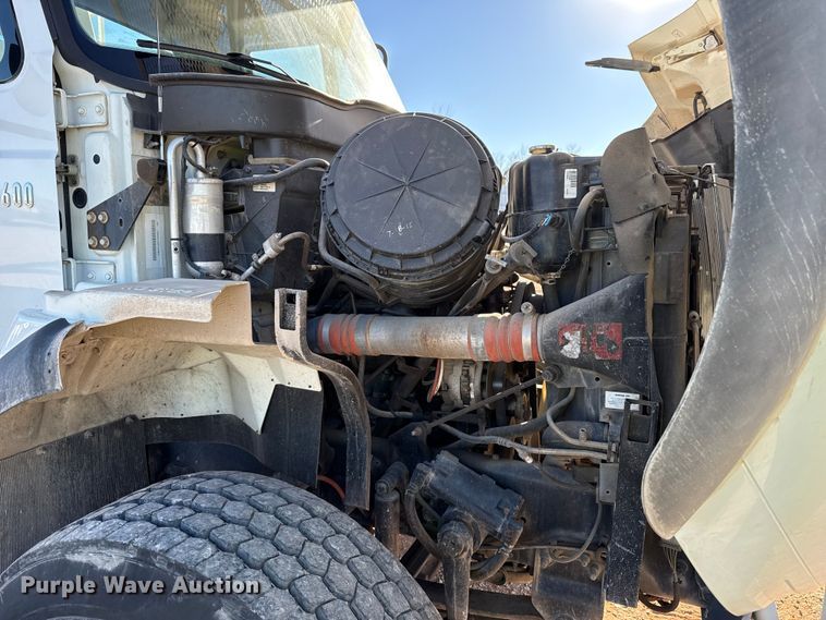 image for item YA1911 2004 International 7600 forestry bucket truck