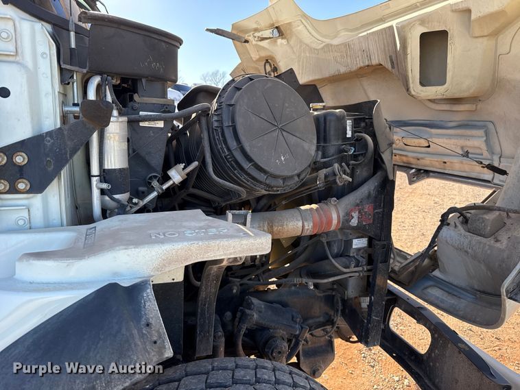 image for item YA1911 2004 International 7600 forestry bucket truck